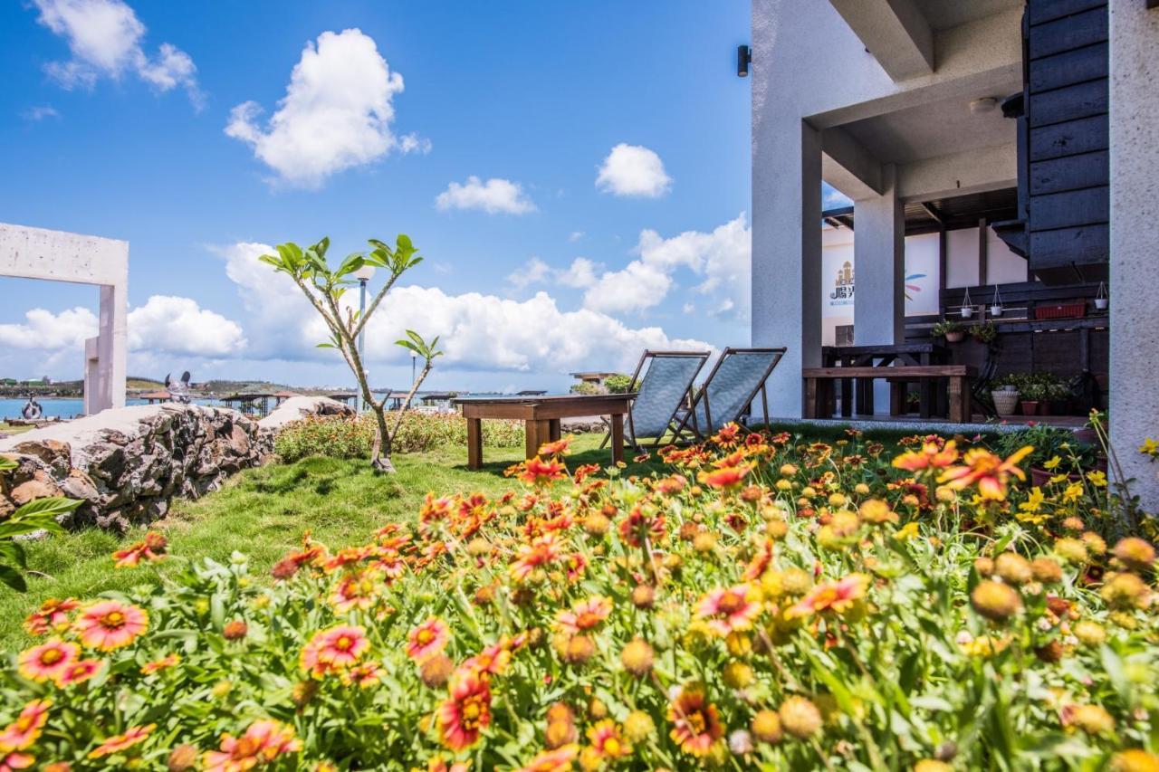 Malibu Oceanview Homestay Манонг Екстериор снимка
