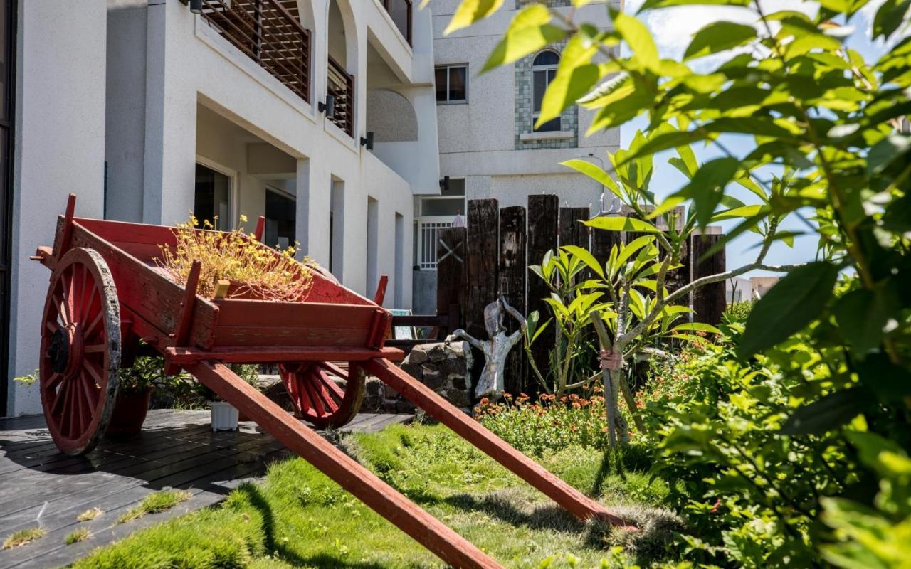 Malibu Oceanview Homestay Манонг Екстериор снимка